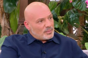 Νίκος Μουτσινάς: "ΕΣΡ καλησπέρα, σε ενοχλεί το φιλί του Παπακαλιάτη ή αυτά που είπε ο Κούγιας;"