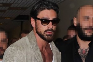 Ο Michele Morrone κάνει διακοπές στη Μύκονο και αναστατώνει τον γυναικείο πληθυσμό