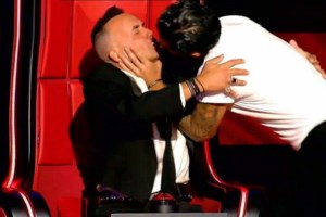 The Voice | Ο διαγωνιζόμενος που συγκίνησε τους κριτές με την ιστορία του & η όλο νόημα ατάκα του Μαζωνάκη για τα "σόγια"