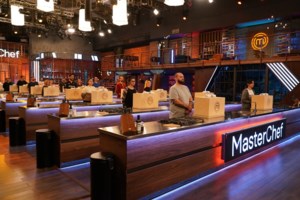 MasterChef | Η στιλιστική επιλογή του Σωτήρη Κοντιζά "έλιωσε" τον Πάνο Ιωαννίδη