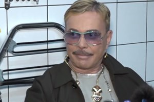 Το επίμαχο βίντεο που τρεις καλόγεροι ρωτούν τον Λάκη Γαβαλά "είστε άνδρας ή γυναίκα;" & η αντίδρασή του