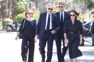 Καταρρακωμένοι ο Αντώνης και η Γεωργία Σαμαρά στην κηδεία της κόρης τους