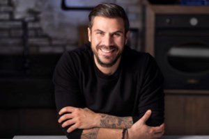 Ο Άκης Πετρετζίκης σε μια #FamilyGoal φωτογραφία με την Κωνσταντίνα Παπαμιχαήλ & τον μικρό Αχιλλέα λίγο πριν τον ερχομό της κόρης τους