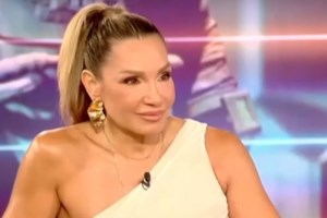 Η Ελένη Πετρουλάκη ποζάρει χωρίς ίχνος μακιγιάζ: "Αυτή είμαι στα 53 μου" - εικόνα 2