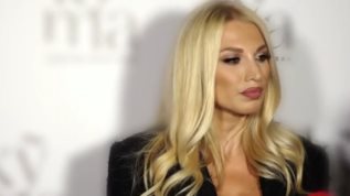 Η Κωνσταντινα Σπυροπουλου μιλα για τα "μαχαιρωματα" που δεχτηκε στην τηλεοραση