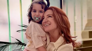 Στεφανια Γουλιωτη | Αγκαλια με την τηλεοπτικη της κορη στα παρασκηνια του νεου κυκλου του Maestro