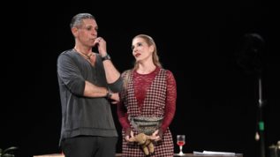 Ο Αιμιλιος Χειλακης μιλα για την εισβολη της αστυνομιας σε παρασταση οπου πρωταγωνιστει