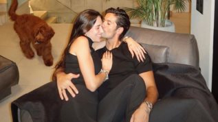 Μια ματια στο σπιτι του Γιωργου Καραβα &amp; της Ραφαελας Ψαρρου | Το elegant σαλονι με τη minimal διακοσμηση