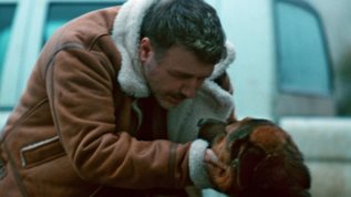 Ο Γιαννης Πλουταρχος στο κινηματογραφικης αισθητικης video clip του "Δε Γινεται"