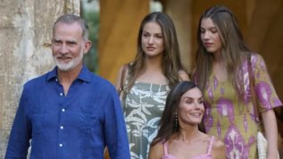 Βασιλισσα Letizia - Βασιλιας Felipe | Η οικογενειακη χριστουγεννιατικη καρτα που θυμισε αυτη της Kate και του William