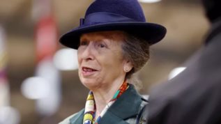 Πριγκιπισσα Αννα | Διερρευσε η χριστουγεννιατικη καρτα με τον συζυγο της