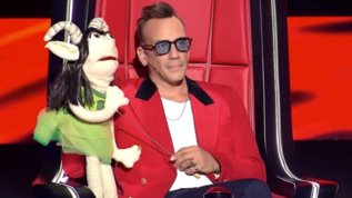 The Voice | To &quot;προχω&quot; look της Παπαριζου, η Μαριονεττα και...ο Ελβις Πρισλει