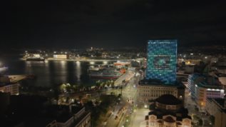 Ο Πυργος του Πειραια στα χρωματα της Allwyn