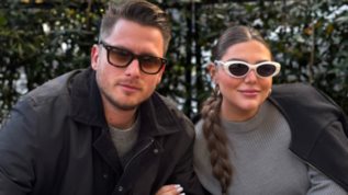 Η Δαναη Μπαρκα ποζαρει στο πλευρο του συντροφου της, Φανη Μποτση