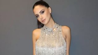 Η Αλεξανδρα Νικα με το σατεν τοπ απο Zara που ειναι ιδανικο για βραδινες εξοδους