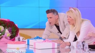 Γενεθλια στο πλατο για τη Φαιη Σκορδα και τον Δημητρη Ουγγαρεζο