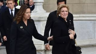 Αννα Μαρια | Το statement στοιχειο που επελεξε για να τιμησει τη μνημη του τεως βασιλια Κωνσταντινου