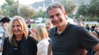 Κυριακος &amp; Μαρεβα Μητσοτακη | Με τα τρια τους παιδια στην αγαπημενη τους χριστουγεννιατικη συνηθεια