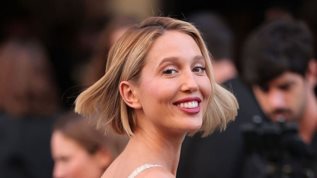 Η Μαρια Ολυμπια Ντε Γκρες με μακρια μαλλια σε φωτογραφιση για τον οικο Louis Vuitton