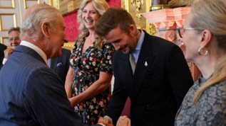 Sir David Beckham | Ιπποτης και μελλοντικος κηπουρος του βασιλια Καρολου;