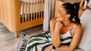 Η Ιωαννα Τριανταφυλλιδου σε χαλαρη βολτα με τον νεογεννητο γιο της