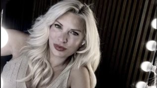 Η Ελενη Μενεγακη επελεξε το πιο sexy χρωμα πεντικιουρ