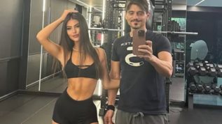 Δεσποινα Γιαννακοπουλου | Φοραει mini γαλαζιο φορεμα και χορευει χαρουμενη στο TikTok