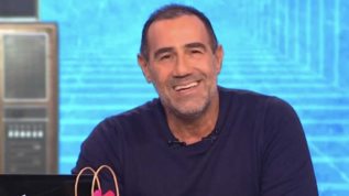 Πρεμιερα για τους &quot;Ραδιο Αρβυλα&quot; | Η &quot;εκτακτη&quot; διακοπη και ο... Βασιλης Μπισμπικης