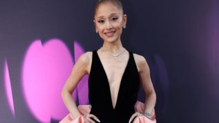 Ariana Grande | Εμφανιστηκε με νεο hair color στην Οπερα του Παρισιου