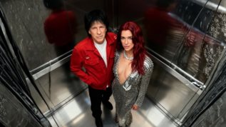 O Μιχαλης Τσαουσοπουλος στο ανσασερ με την Dua Lipa;