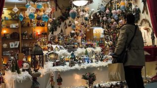 Ανοικτα τα καταστηματα, τελευταια Κυριακη του χρονου: Στα 4,5 δισ. ευρω ο τζιρος, "σκυταλη" στις χειμερινες εκπτωσεις