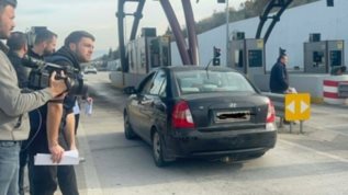 Οι αγροτες σηκωνουν τις μπαρες των διοδιων και βαζουν κουκουλες στις καμερες [εικονες - βιντεο]