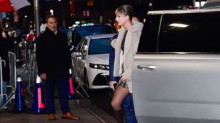 Taylor Swift | Η τολμηρη εμφανιση στο The Late Show με τον Stephen Colbert με mini βελουδινο φορεμα