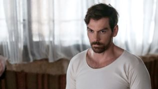 Grand Hotel | Η Η Αλικη φυλακιζεται &amp; ο Πετρος βρισκεται εξω απο το ξενοδοχειο!