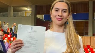 Η Βικυ Βολιωτη πηρε πτυχιο: &quot;Μπαμπα, με ειχες συμβουλεψει να το παρω λιγο πριν σε χασω&quot;