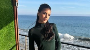 Η Αλεξανδρα Νικα φωτογραφιζει τον Βασιλη Αργυρο με την ελληνικη σημαια