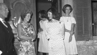 1963 | Οταν η Jackie Kennedy συναντησε τον βασιλια Παυλο στην Αθηνα και εκανε βολτα στο καμπριο με τον Κωνσταντινο
