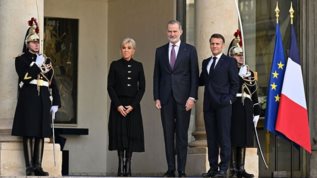 Η Brigitte Macron με στρατιωτικης εμπνευσης εμφανιση στην υποδοχη του βασιλια Felipe