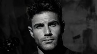 Ο Πετρος Ιακωβιδης σε ενα συγκηνιτικο video clip μαζι με το κοινο &amp; τους Θεοδωριδου, Ελληνιδου, Φοιβο