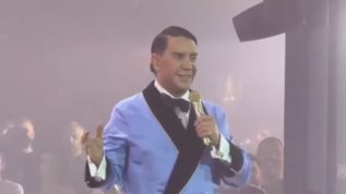 Ο Γιωργος Μαζωνακης εκανε πρεμιερα στην Ακτη Πειραιως - "Ειμαι ο αληθινος"