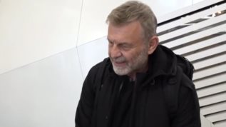 Ενοχλημενος ο Αποστολος Γκλετσος on camera: &quot;Αν ειναι δυνατον!&quot;