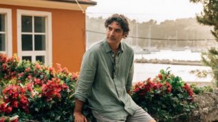 Ο Χριστοφορος Παπακαλιατης με τα αδελφια του, Φιλιππο, Στεφανο και Ναρα σε γιορτινα στιγμιοτυπα