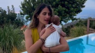 Η Παυλινα Βουλγαρακη στο πιο τρυφερο Χριστουγεννιατικο τραγουδι για την κορη της