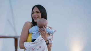 Η Ανθη Βουλγαρη φωτογραφισε τον γιο της στο κλιμα της εθνικης επετειου