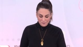 Πενθος στην ΕΡΤ: Η στιγμη που η παρουσιαστρια με τρεμαμενη φωνη ανακοινωσε τον θανατο του σκηνοθετη της