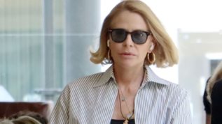 H chic εμφανιση της Τζενης Μπαλατσινου με κλασικο κοστουμι και ζιβαγκο