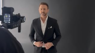 Κωστας Καραφωτης: Στα backstage της φωτογραφισης αφισας για τις νυχτερινες του εμφανισεις μαζι με την Ματθαια Σπιταδακη