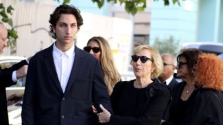 Η στοργικη κινηση του εγγονου του Διονυση Σαββοπουλου στη γιαγια του, Ασπα, εξω απο την Μητροπολη Αθηνων