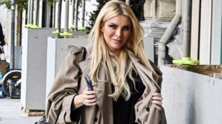 Η Κατερινα Καινουργιου για πρωτοχρονιατικα ψωνια με ανετο look | Το μηνυμα για τη χρονια που θα γινει μητερα