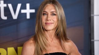 Jennifer Aniston | Η πρωτη δημοσια εμφανιση με τον νεο της συντροφο με matching look